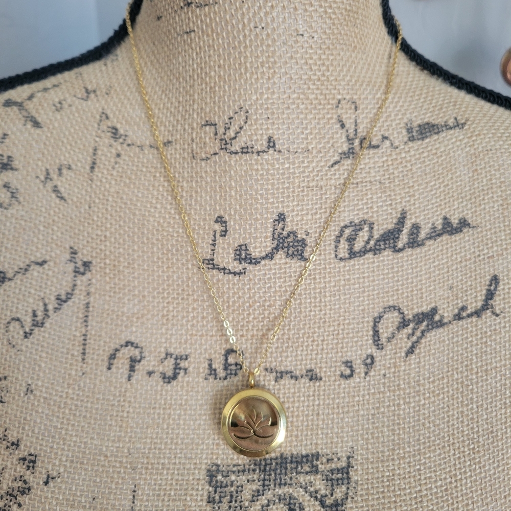 Aroma Couture Gold Lotus Flower Essential Oil Necklace